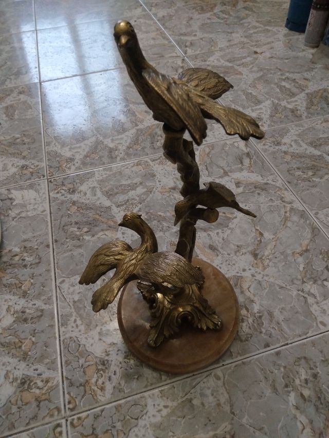 Scultura a forma di uccello in marmo e metallo