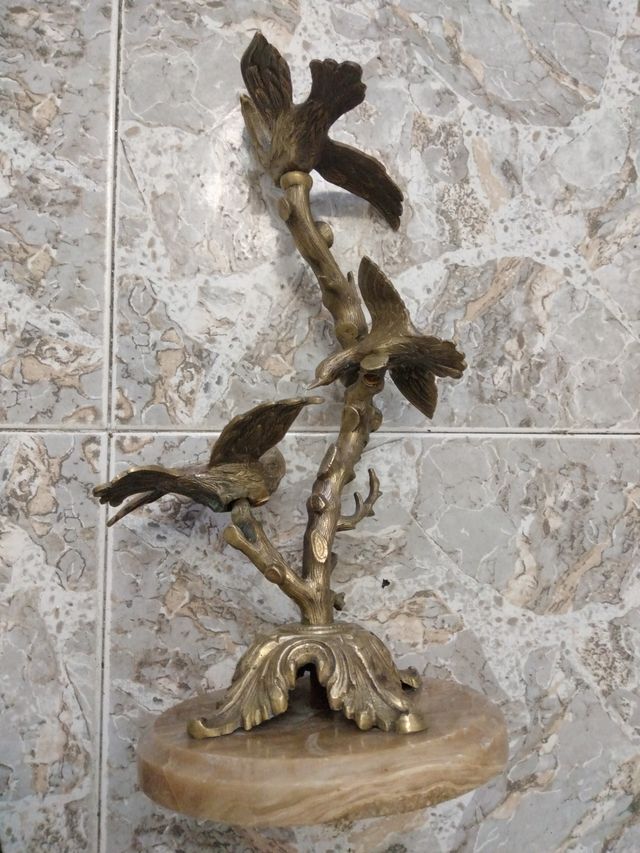 Scultura a forma di uccello in marmo e metallo