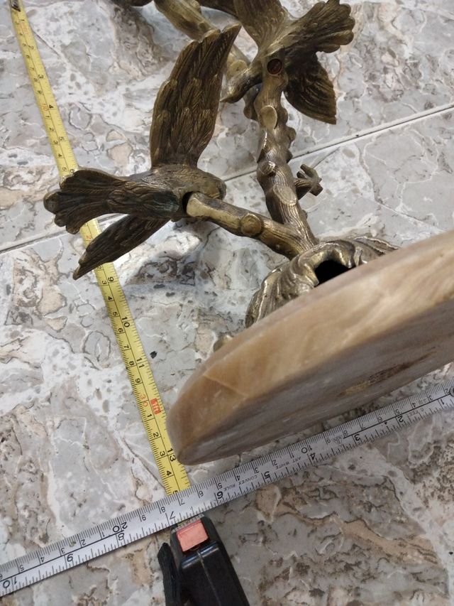 Scultura a forma di uccello in marmo e metallo