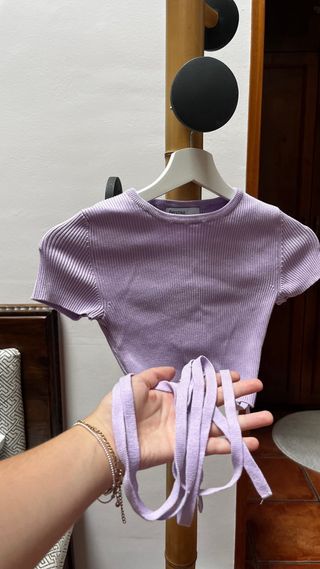 Top Bershka morado con cintas XS