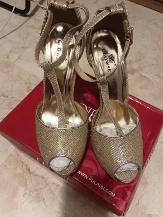 Zapatos de fiesta CLOWSE dorados .Talla:37