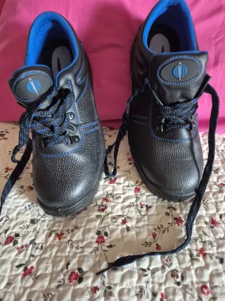 Zapatos de seguridad negros y azules