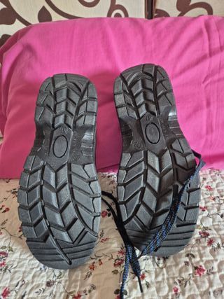 Zapatos de seguridad negros y azules