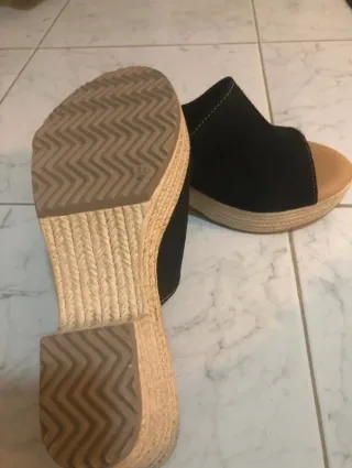 Zapatos de cuña negros y beige