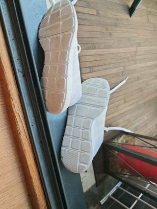 Zapatillas running. Adidas.