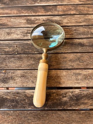 Lupa antigua de latón y madera