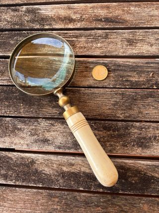 Lupa antigua de latón y madera