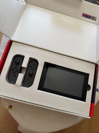 Nintendo Switch + cargador y dock +funda de regalo