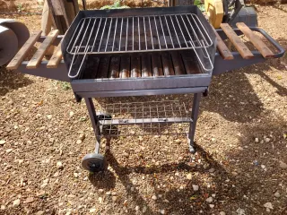 Barbacoa de carbón metálica con ruedas
