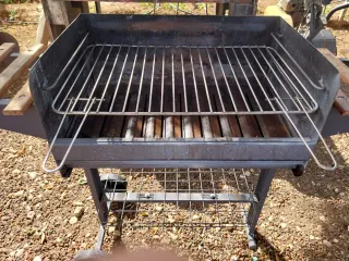 Barbacoa de carbón metálica con ruedas