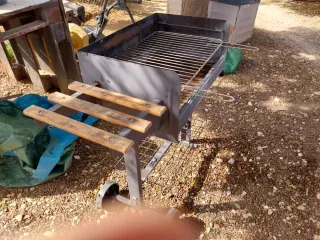 Barbacoa de carbón metálica con ruedas