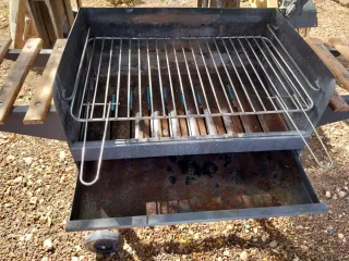 Barbacoa de carbón metálica con ruedas