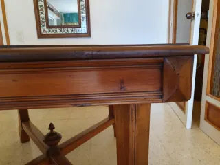 Mesa antigua de madera estilo masía.