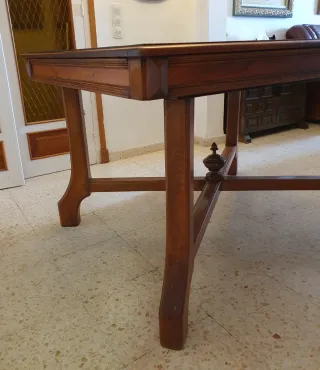 Mesa antigua de madera estilo masía.