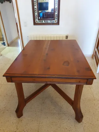 Mesa antigua de madera estilo masía.