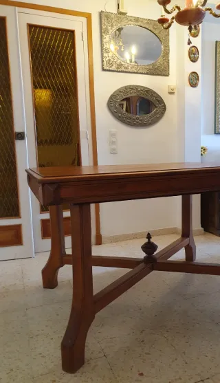 Mesa antigua de madera estilo masía.