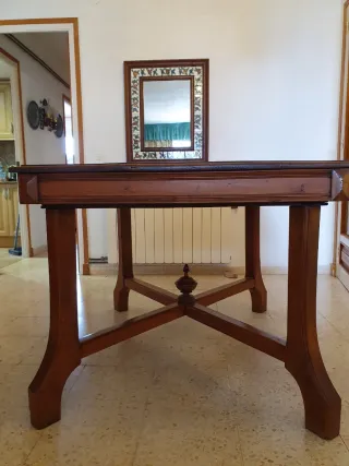 Mesa antigua de madera estilo masía.