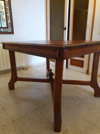 Mesa antigua de madera estilo masía.