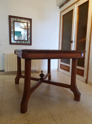 Mesa antigua de madera estilo masía.