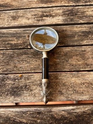 Lupa antigua con mango decorado