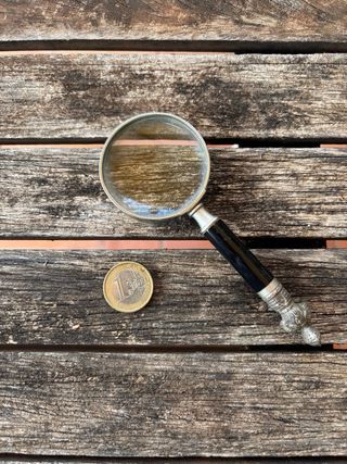 Lupa antigua con mango decorado