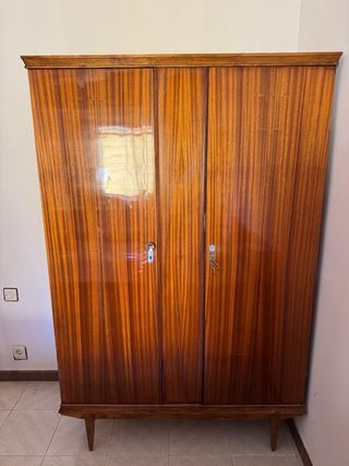 2 Armario antiguo de madera