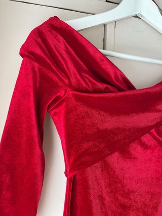 Vestido de terciopelo rojo elegante