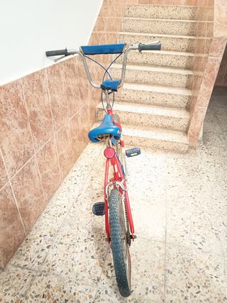 Bici BMX Roja y Azul