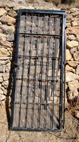 Puerta metálica con mosquitera