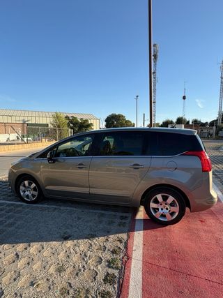 Peugeot 5008 2011