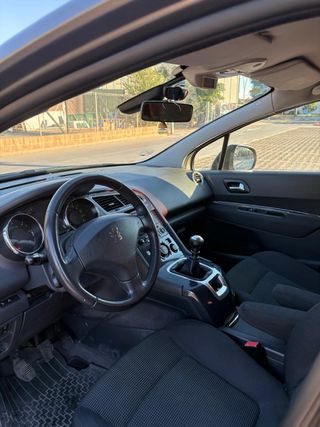 Peugeot 5008 2011