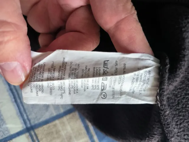 Sudadera marrón con capucha y bolsillo