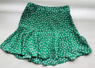 Falda Zara verde flores blancas