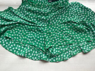 Falda Zara verde flores blancas