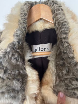 Abrigo de piel ovina beige y gris