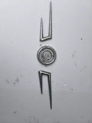 Emblema y bigoteras Seat 600