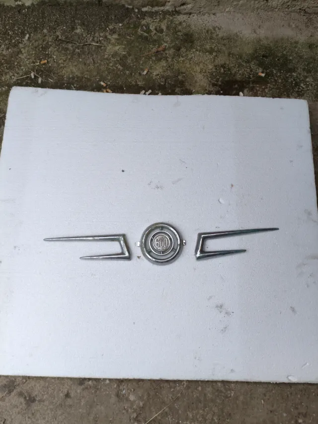 Emblema y bigoteras Seat 600