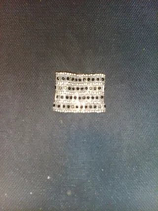 Pulsera plateada con detalles negros