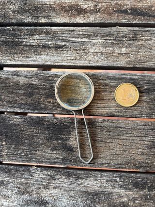 Lupa antigua de metal