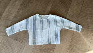 Camiseta blanca y azul con rayas
