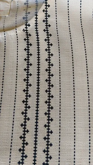 Camiseta blanca y azul con rayas