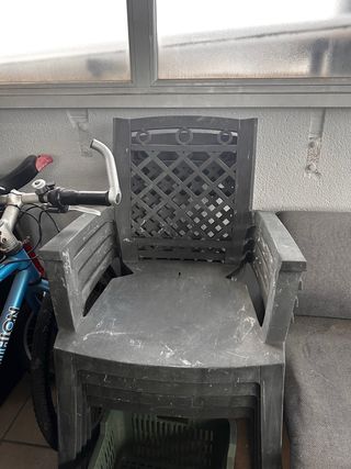 4 sillas de exterior de plástico