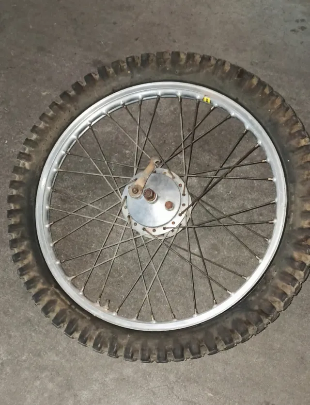 Rueda moto clásica