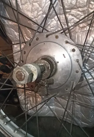 Rueda moto clásica