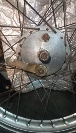 Rueda moto clásica