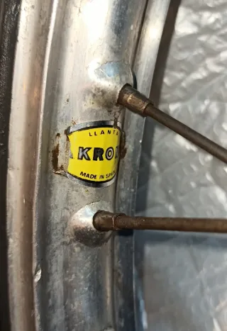 Rueda moto clásica