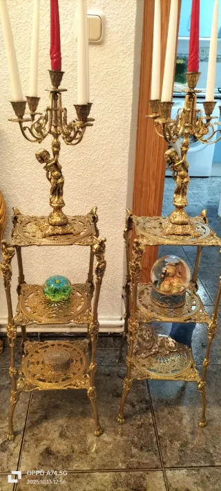 Set di 2 candelieri e tavoli in bronzo