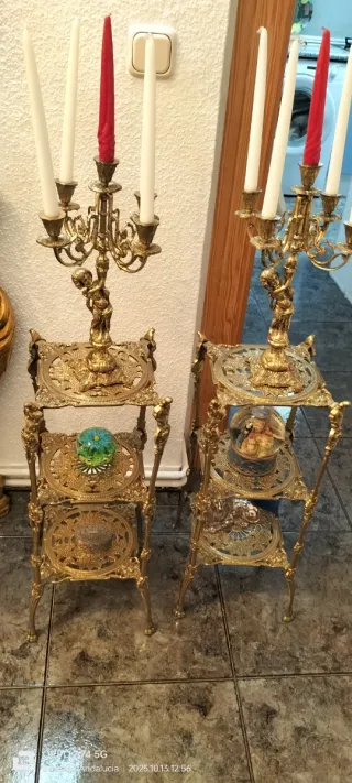 Set di 2 candelieri e tavoli in bronzo