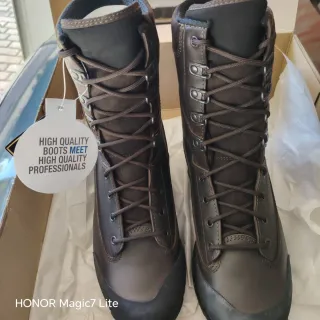 Anfibi militari marroni