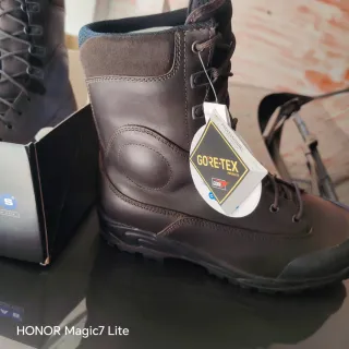 Anfibi militari marroni